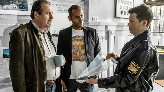 Bild: ARD/Raymond Roemke Polizist Max Ruffer (Nepo Fitz) zeigt den Kommissaren Benedikt Beissl (Andreas Giebel) und Jerry Paulsen (Peter Marton) das Tatwerkzeug.