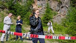 Sophia Strasser (Katharina Leonore Goebel)  führt am Tatort ein Telefonat, während Caro Reiser (Sarah Thonig) neue Informationen bekommt (mit Komparsen).