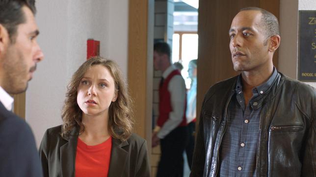 Bild: ARD/Sascha Ersfeld Sophia Strasser (Katharina Goebel) und Jerry Paulsen (Peter Marton) befragen den Lehrer der Hotelfachschüler Alexander Tomschi (Riccardo Angelina) nach Ungewohnheiten in den letzen Tagen.