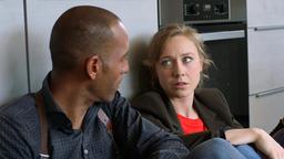 Sophia (Katharina Leonore Goebel) und Jerry (Peter Marton) lauern in der Wohnung des Opfers, dem vermeidlichen Mörder auf.