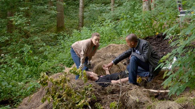Bild: ARD/Rupert Scheele Sophia (Katharina Leonore Goebel) und Jerry (Peter Marton) untersuchen den Fundort der Leiche.