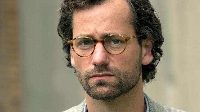 Bild: ARD/Frederic Batier Bernd Krohnak (Florian Stetter), ehemaliger Mitarbeiter von Falk in der Stasi, will bei der Treuhand Karriere machen.
