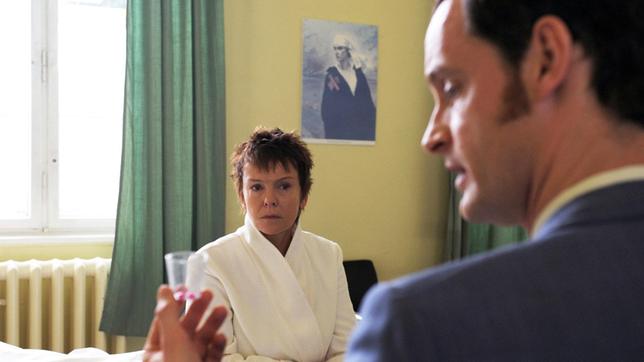 Falk (Jörg Hartmann) stattet Dunja (Katrin Sass) einen Besuch im Krankenhaus ab.