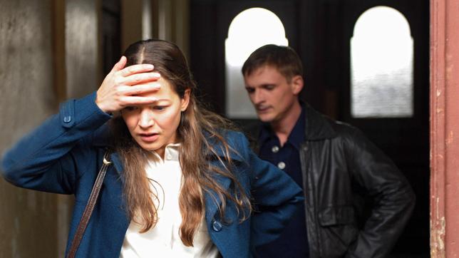 Bild: ARD/Julia Terjung Weissensee: Julia (Hannah Herzsprung) und Martin (Florian Lukas) sind verzweifelt