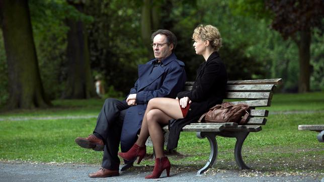 Bild: ARD/Frederic Batier Katja Wiese (Lisa Wagner) führt ein Interview mit Hans Kupfer (Uwe Kockisch).