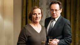 Marlene (Ruth Reinecke) und Hans (Uwe Kockisch) sind gerührt – ihr Sohn Falk hat vom Mfs das Haus, in dem die Familie lebt, gekauft.