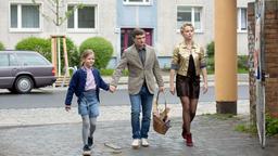 Martin Kupfer (Florian Lukas), Tochter Anna (Ziva-Maria Faske) und seine Westberliner Freundin Katja (Lisa Wagner) sind zu einer Familie zusammengewachsen.