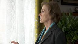 Ruth Kupfer (Ruth Reinecke) beobachtet das Gespräch zwischen ihrem Mann und ihrem Sohn.