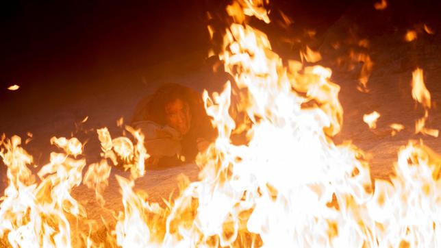 Rebecca (Verena Altenberger) versucht den Flammen zu entkommen.