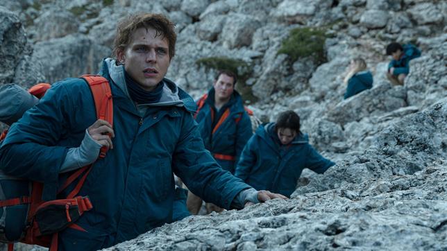 Bild: WDR/Kuhn Fotografie/Luis Zeno Ron (Merlin Rose, links), Kim (Emma Drogunova) und Marvin (Rouven Israel) dringen immer tiefer in die Wildnis vor.