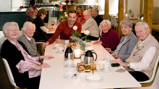 Bild: NDR/Thorsten Jander Anny Hamm, Ilse Karsch, Kai Pflaume, Lilo Bredthauer, Hedwig Slomp, Willi Passmann.