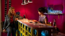 Karo (Nadja Uhl) besucht ihre Tochter Silvia (Vanessa Loibl) in der frisch eröffneten Bar.