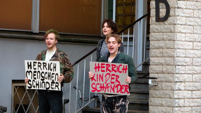 Silvia (Vanessa Loibl, hinten) blockiert gemeinsam mit Rainer (Tillmann Felix Eckardt) und Fritz (Kjell Brutscheid) den Eingang des Jugendamts.
