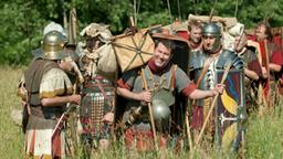 Jens Riewa wandert als römischer Legionär den Rhein entlang