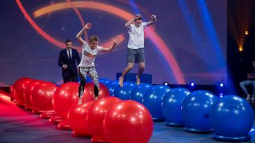 Bild: NDR/Thorsten Jander Angiolina Raich und Felix Neureuther treten im Balance-Duell gegeneinander an. Kai Pflaume (links) beobachtet das Ganze.