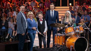 Bild: NDR/Thorsten Jander Evelyn Glennie (rechts) trat gegen Justus Reiser (mitte) im Marimba-Duell an. Kai Pflaume beobachtet das Ganze.
