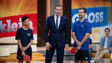 Bild: NDR/Thorsten Jander Hoch her ging es auch im Tischtennis-Duell zwischen Kevin Fu (links) und Timo Boll (rechts), das von Kai Pflaume (mitte) beobachtet wird.