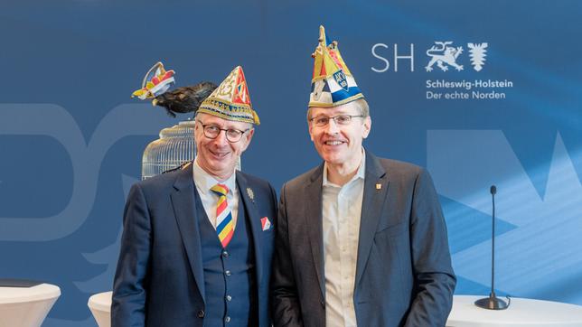 Wolfgang Hyrenbach (l), Vorsitzender des Aachener Karneval Vereins (AKV) und Daniel Günther (CDU), Ministerpräsident Schleswig-Holsteins. Günther ist Träger des Ordens "Wider den tierischen Ernst 2024".