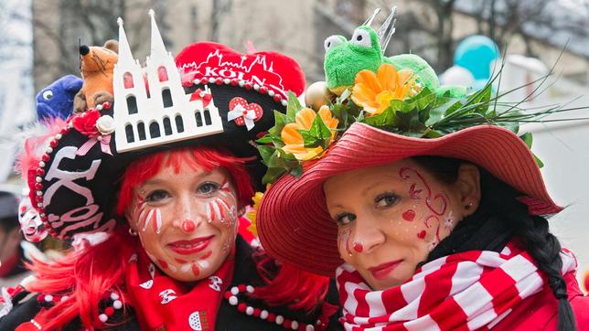 Bild: WDR/imago/epd/Guido Schiefer Am Rosenmontag heißt es in Köln "d'r Zoch kütt" - damit startet der Höhepunkt der Kölner Karnevalssession. Hundertausende bunt kostümierte Närrinnen und Narren werden den Zugweg säumen. Das diesjährige Motto lautet "Uns Sproch es Heimat".