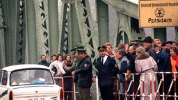 Ein "Trabi" (Trabant) überquert am 13. November 1989 die Glienicker Brücke in Berlin.