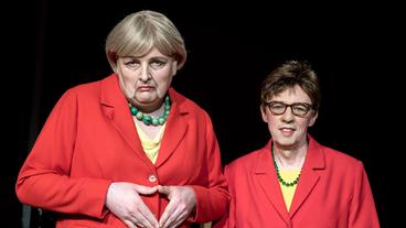 Bild: SWR/Julius Bauer Florian Sitte (links) und Helmut Schlösser als Angela Merkel und Annegret Kramp-Karrenbauer.