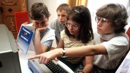 Jugendliche probieren im Mai 1985 einen Commodore 64 in einem Nürnberger Kaufhaus aus. Vor 20 Jahren eroberte dieser Computer die Haushalte. Er kam im September 1982 auf den Markt, schon 1986 waren eine Million Exemplare in Deutschland verkauft.