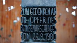 Detailaufnahme des Mahnmals vom 26.09.2013, mit dem an das Oktoberfest-Attentat vom 26.09.1980 am Eingang zur Theresienwiese in München (Bayern) erinnert wird. Bei dem Bombenanschlag waren zwölf Menschen ums Leben gekommen.
