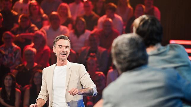 Bild: WDR/Thomas von der Heiden Er ist Esther Sedlaczeks Wunsch-Vertreter: Gastgeber Florian Silbereisen (l.) führt dieses Mal durch „Die große Maus-Show“.