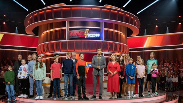 Bild: NDR/Thorsten Jander Kai Pflaume und seine Gäste: Christoph Maria Herbst, Markus, Jan-Josef Liefers, Ronan Keating, Emma, Rolando Villazon, Karl, Lukas, Oliver Welke, Lovis, Kai Pflaume, Marie-Louise Finck, Katja Riemann, Maja, Tom, Alica Schmidt, Mathilda, Lukas Dauser, Adela, Severin Freund