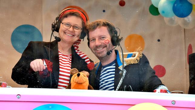 Moderator Thorsten Schorn und Karnevalsexpertin Monika Salchert kommentieren den Kölner Rosenmontagszug. (Archivfoto)