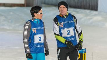 Bild: ARD/Ralf Wilschewski Team 2 (Blau): Schauspieler Uwe Ochsenknecht (r.) und Mountainbikerin Sabine Spitz