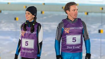 Bild: ARD/Ralf Wilschewski Team 5 (Lila): Tagesschau-Sprecherin Linda Zervakis (l.) und Moderator Stefan Mross
