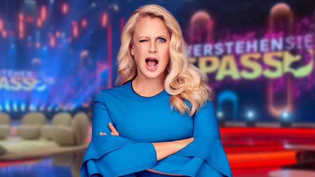 Barbara Schöneberger steht im Verstehen Sie Spaß? Studio und zwinkert in die Kamera