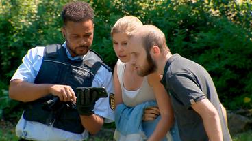 Bild: SWR/Kimmig Entertainment Die Polizisten, mit keinem geringeren als Schwarzwald-Rapper Cossu als Gesetzeshüter, konfrontieren die beiden Lehrer:innen Lara Otterbach und Ronny Dittmar mit Videobeweisen.