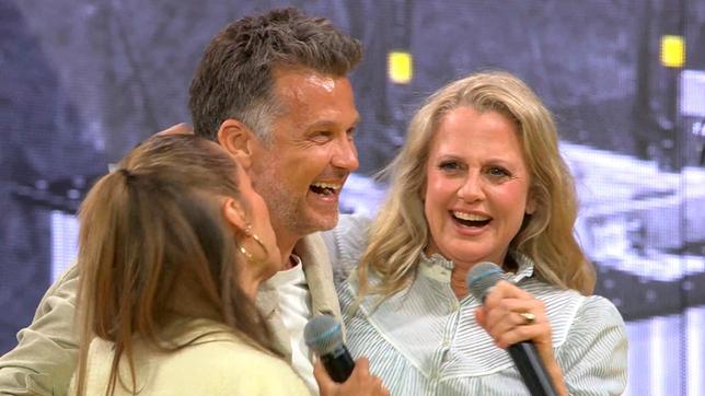 Bild: SWR/Kimmig Entertainment Korb für Wayne! Annemarie Carpendale küsst Barbara Schöneberger