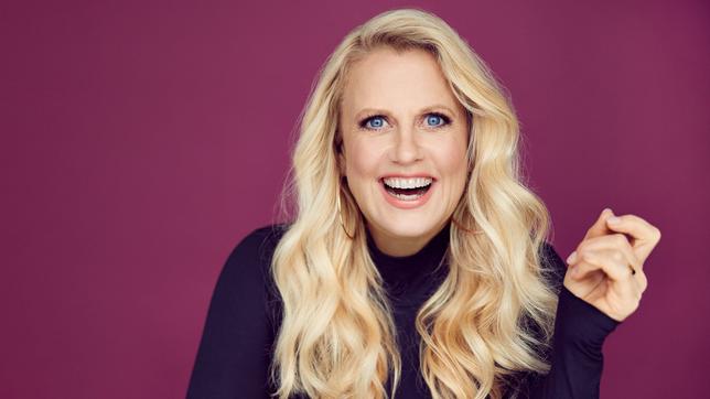 Bild: SWR Barbara Schöneberger lacht in die Kamera vor einem lila Hintergrund