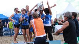 Sektdusche für das Fanteam beim Beachvolleyball-Starcup 2014 