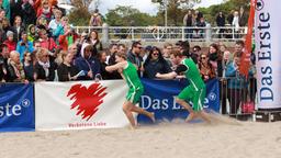 Beachvolleyball-Starcup 2014: Erich Altenkopf und Christian Feist klatschen die Zuschauer ab