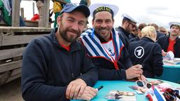 Beachvolleyball-Starcup 2014: Philipp Oehme und Daniel Sellier aus "Verbotene Liebe" am Autogrammtisch