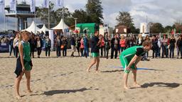 Sturm der Liebe: Sarah Elena Timpe, Florian Stadler und Christian Feist spielen sich für den Beachvolleyball-Starcup 2014 warm.