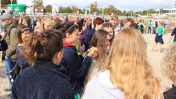 Beachvolleyball-Starcup 2014: Liza Tzschirner aus "Sturm der Liebe" schreibt Autogramme.