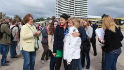 Liza Tzschirner machte Fotos mit den "Sturm der Liebe"-Fans beim Beachvolleyball-Starcup 2014