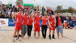 Das Team von "Verbotene Liebe": Jens Hartwig, Daniel Sellier, Henrike Fehrs, Sascha Pederiva, Nicole Mieth, Philipp Oehme und Sebastian Schlemmer beim Beachvolleyball-Starcup 2014