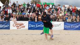 Sturm der Liebe: Christian Feist trägt Liza Tzschirner beim Beachvolleyball-Starcup 2014.