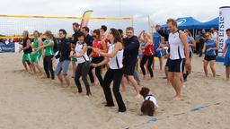 Die Teams wärmen sich für den Beachvolleyball-Starcup 2014 auf.