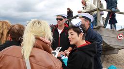 Beachvolleyball-Starcup 2014: "Rote Rosen" schreiben Autogramme