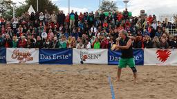 Beachvolleyball-Starcup 2014: Joachim Lätsch aus "Sturm der Liebe" bei der Angabe
