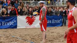 Beachvolleyball-Starcup 2014: Sascha Pederiva bei der Angabe