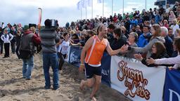 Beachvolleyball-Starcup 2014: Bo Hansen klatscht sich ab.