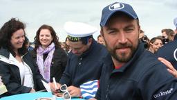 Beachvolleyball-Starcup 2014: "Verbotene Liebe"-Schauspieler Philipp Oehme bei der Autogrammstunde.